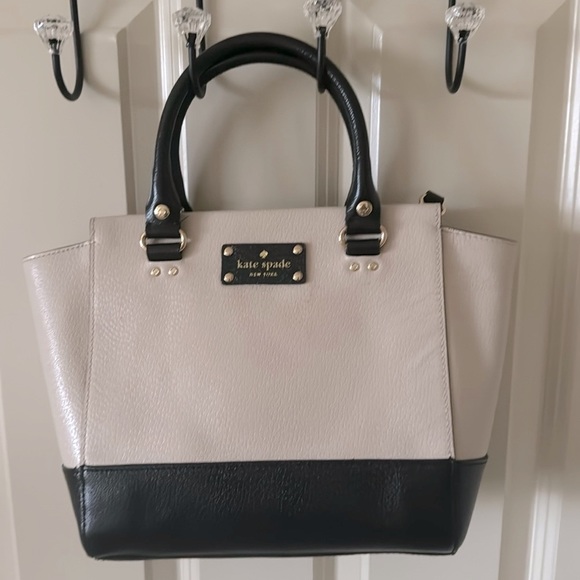 Gently used Kate Spade purse! - Picture 2 of 6